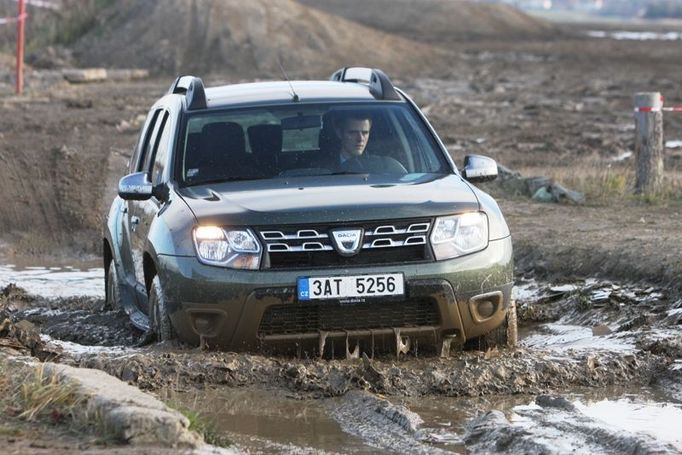 Terénní schopnosti vozu jsme mohli vyzkoušet v pražském Hummer centru.