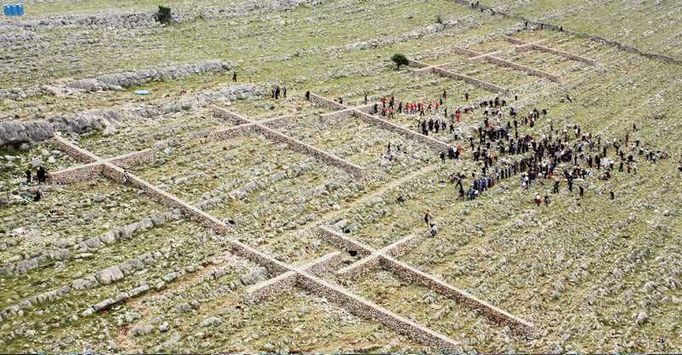 Památník kornatských hasičů, Nikola Bašić, Chorvatsko, 2010, foto (c) Marinaprojekt d.o.o. Památník představuje dvanáct monumentálních křížů vyskládaných z kamenných zdí na suché chorvatské pláni. Upomínají na statečnost dvanácti hasičů, kteří zemřeli během výkonu svého povolaní.