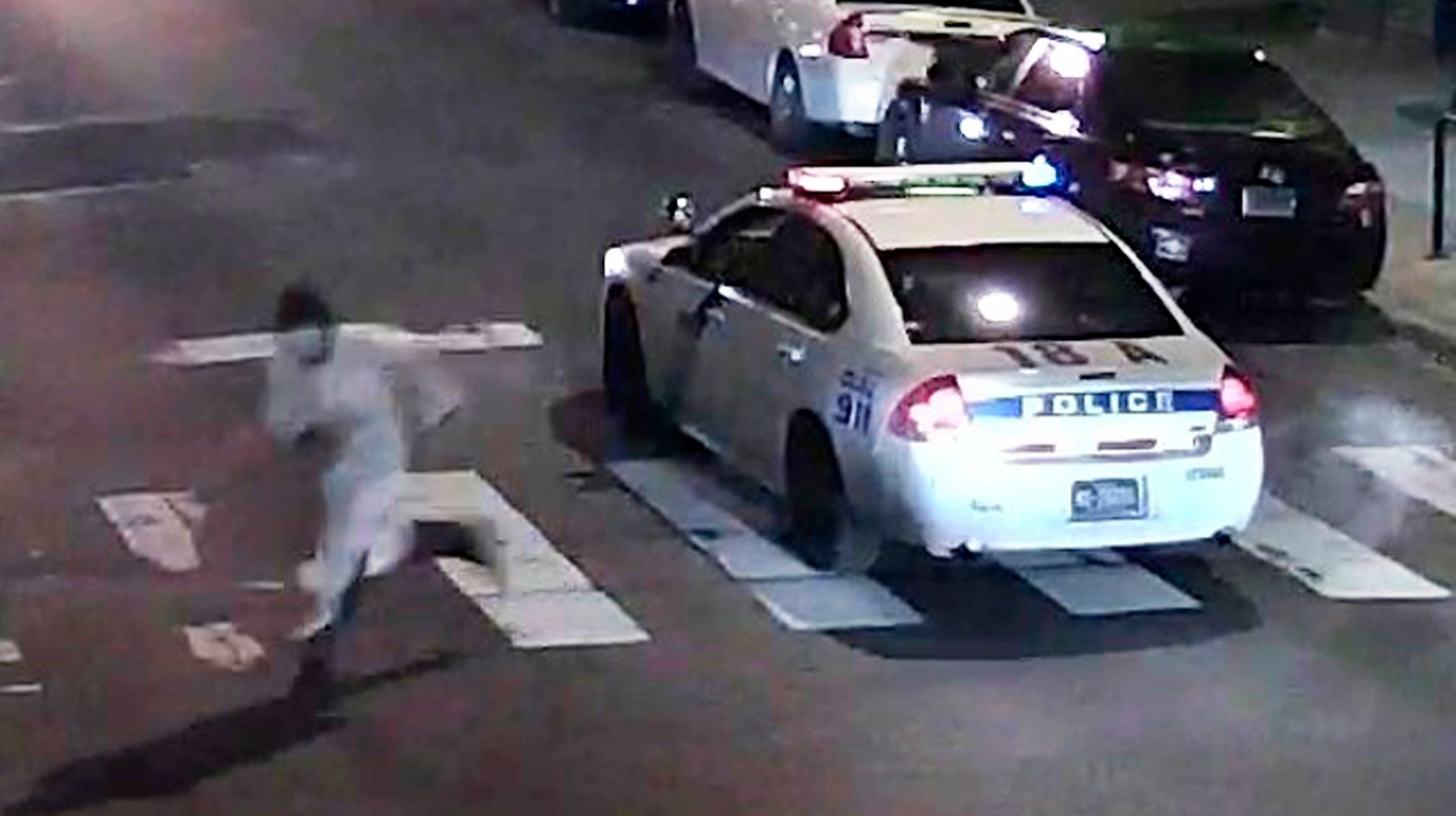 Filadelfský střelec utíká od policejního vozu