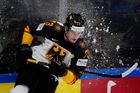 Pokud jste zapomněli, proč se této formě hokeje říká lední, připomene vám to Lukas Reichel.