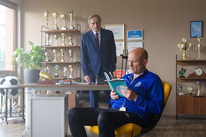 Ondřej Pavelka v roli Pavla Krále a Jiří Ployhar ml. jako doktor Merkner v komedii Vyšehrad Dvje.