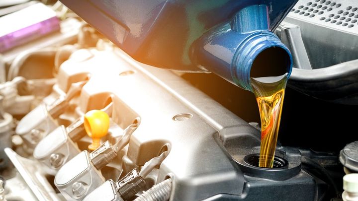 Jak servisovat auto levněji? Olej může stát i čtyřikrát méně, stačí být asertivní