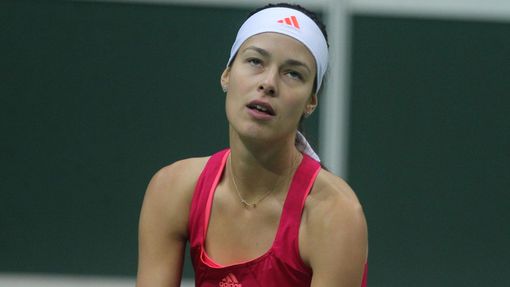 Srbská tenistka Ana Ivanovičová v utkání finále Fed Cupu 2012 proti Češce Petře Kvitové.