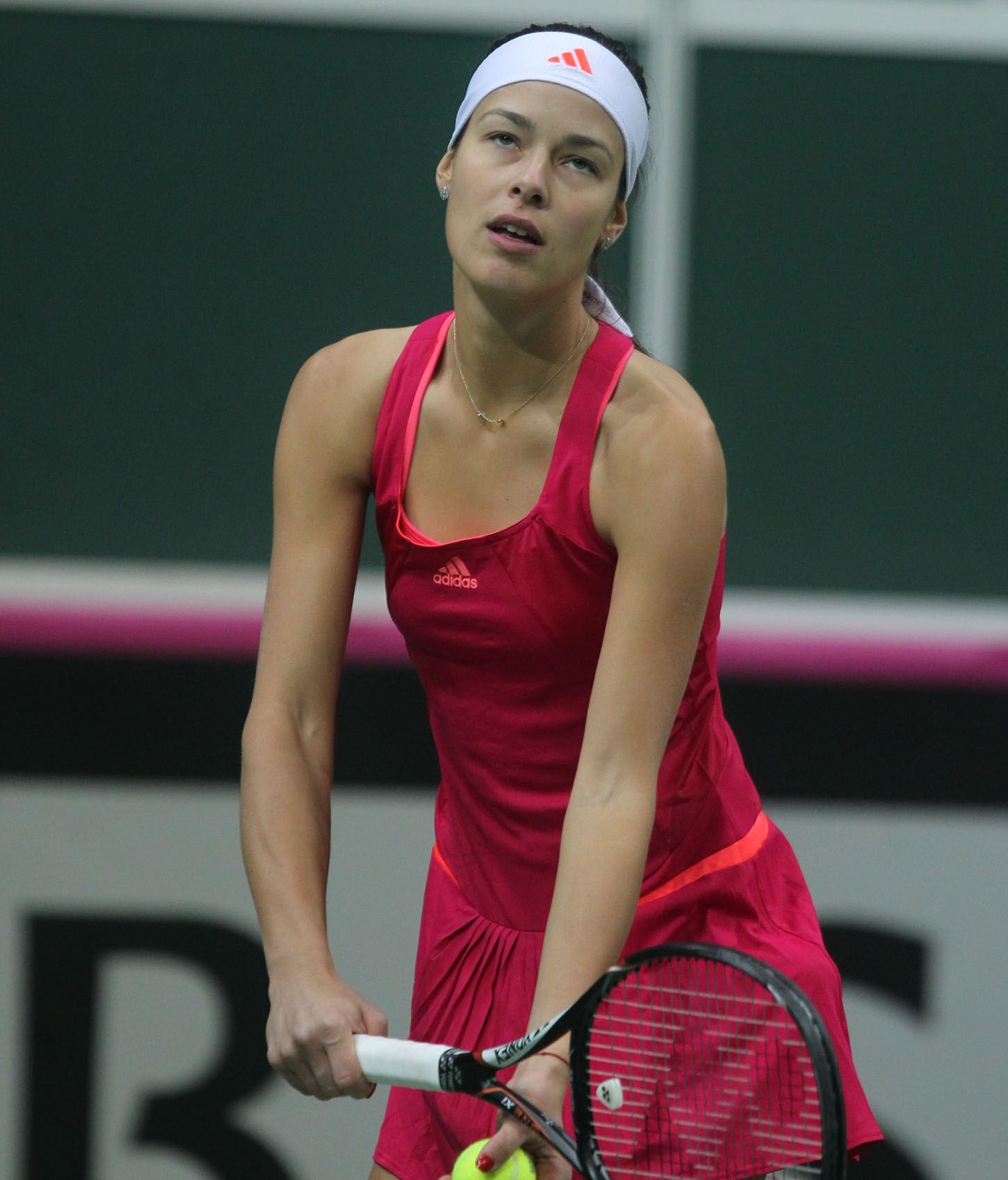 Srbská tenistka Ana Ivanovičová v utkání finále Fed Cupu 2012 proti Češce Petře Kvitové.