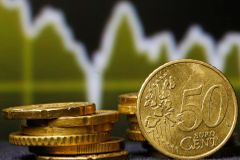 Ceny v Evropské unii mírně klesají, statistici opět hlásí deflaci