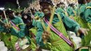 Revellers from the Mangueira samba school participate during the annual carnival parade in Rio de Janeiro's Sambadrome, February 11, 2013. REUTERS/Sergio Moraes (BRAZIL - Tags: SOCIETY) Published: Úno. 12, 2013, 2:11 dop.