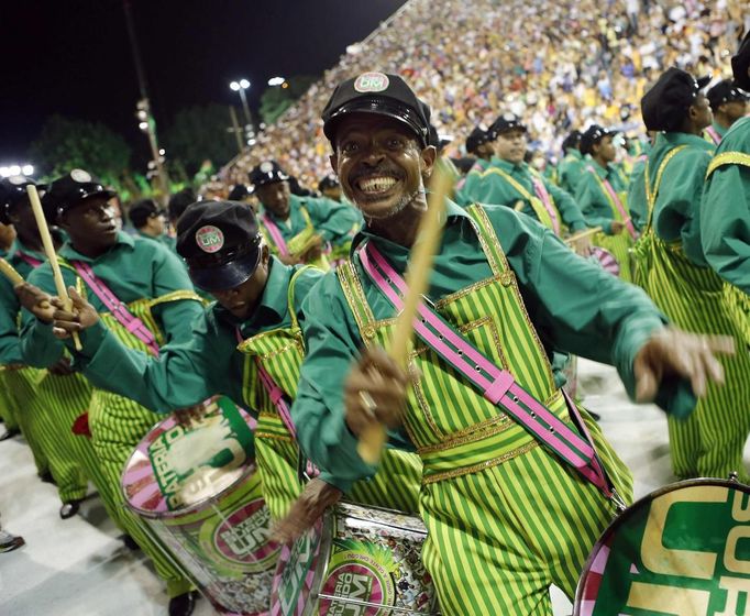 Revellers from the Mangueira samba school participate during the annual carnival parade in Rio de Janeiro's Sambadrome, February 11, 2013. REUTERS/Sergio Moraes (BRAZIL - Tags: SOCIETY) Published: Úno. 12, 2013, 2:11 dop.