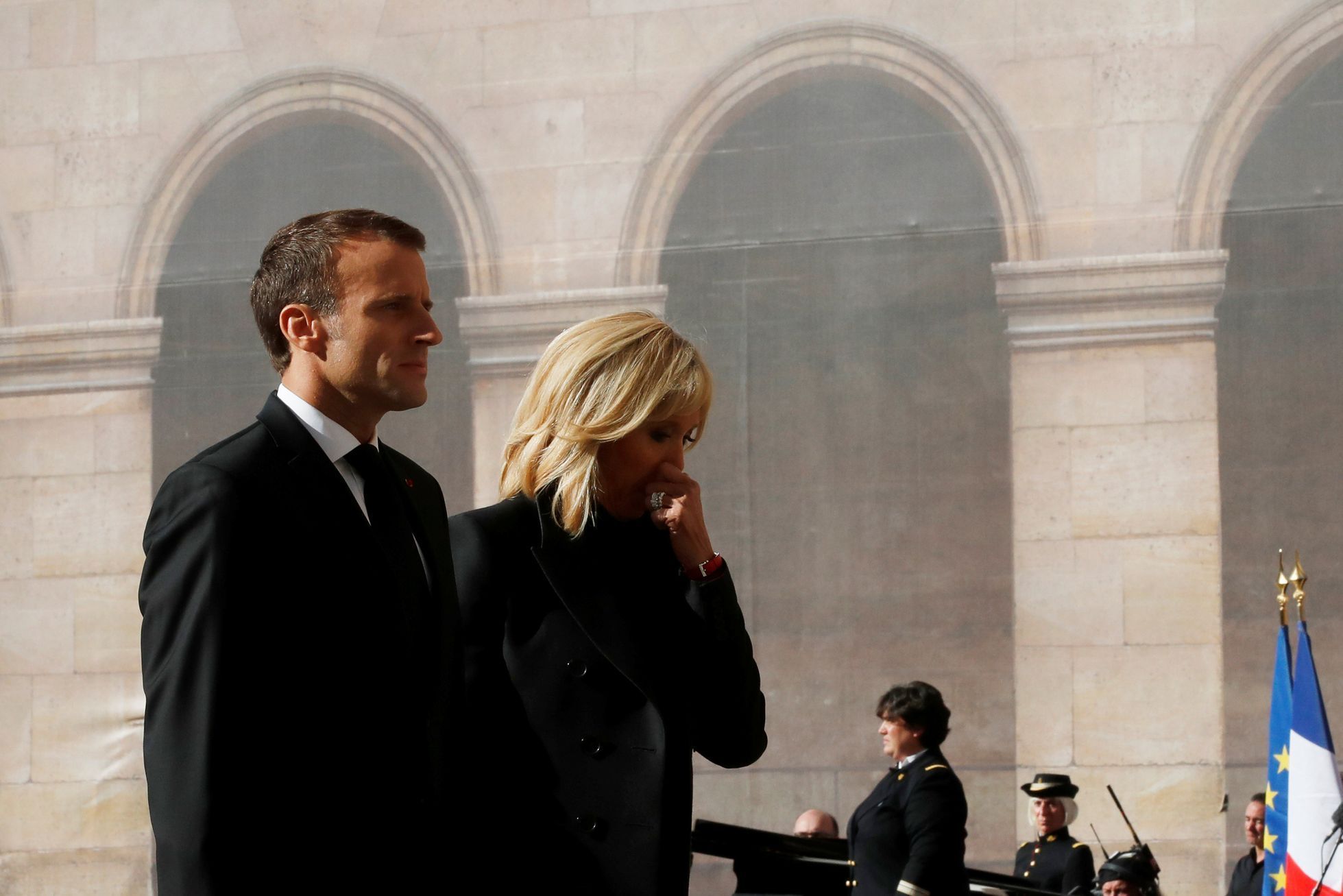Emannuel Macron a Brigitte Macronová na pohřbu Charlese Aznavoura