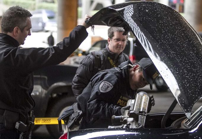 REFILE - CLARIFYING CAPTION Seattle Police Department officers inspect a missile launcher seized from Mason Vranish, who had purchased it outside a gun buyback program in Seattle, Washington January 26, 2013. Police said they would determine if the weapon can be legally owned by the public, in which case the weapon would be returned. If possession of the launcher is illegal, police said, Vranish will receive a gun buyback voucher. REUTERS/Nick Adams (UNITED STATES - Tags: POLITICS SOCIETY) Published: Led. 28, 2013, 5:13 odp.