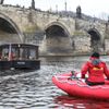 Tříkrálová plavba otužilců pod Karlovým mostem