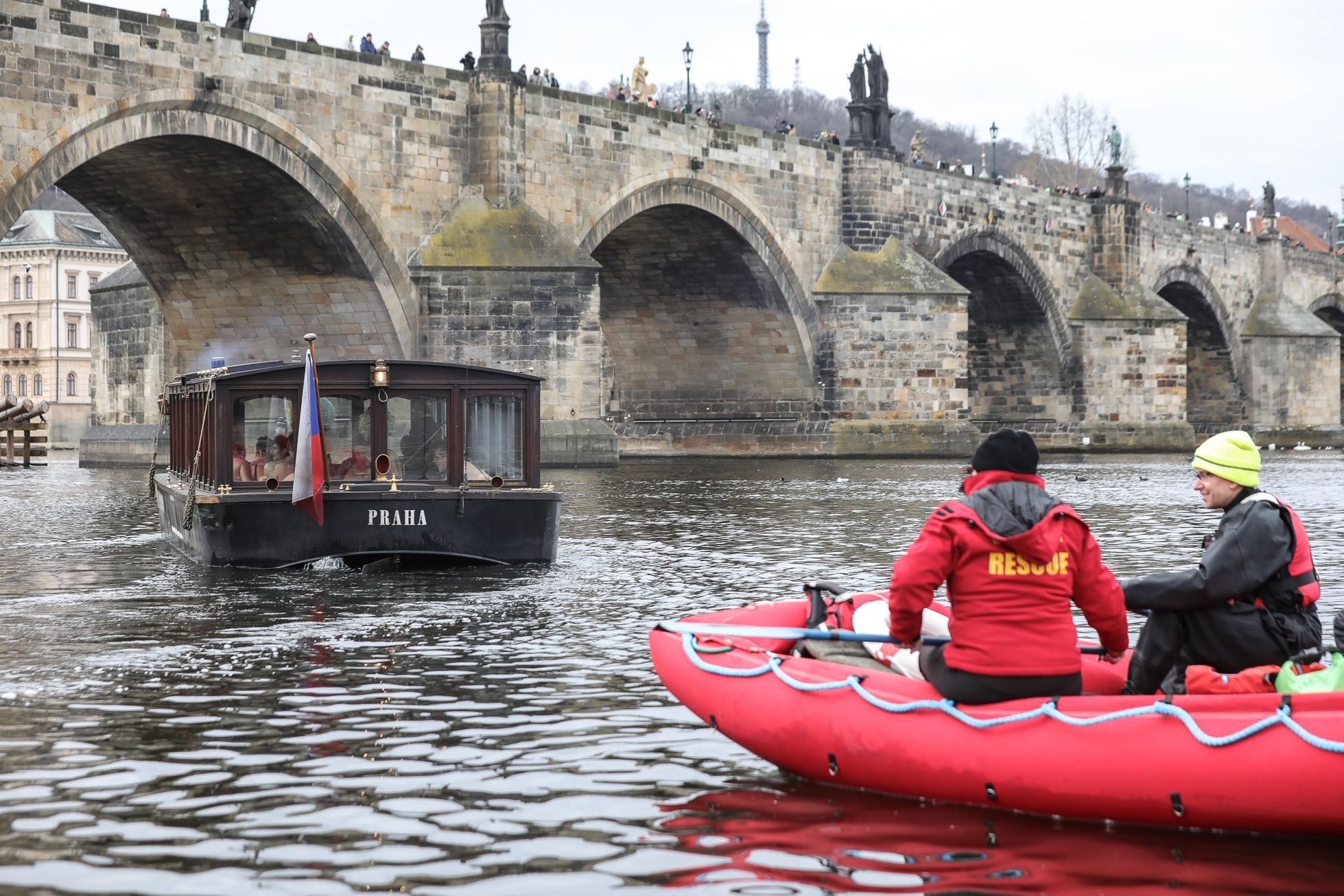 Tříkrálová plavba otužilců pod Karlovým mostem