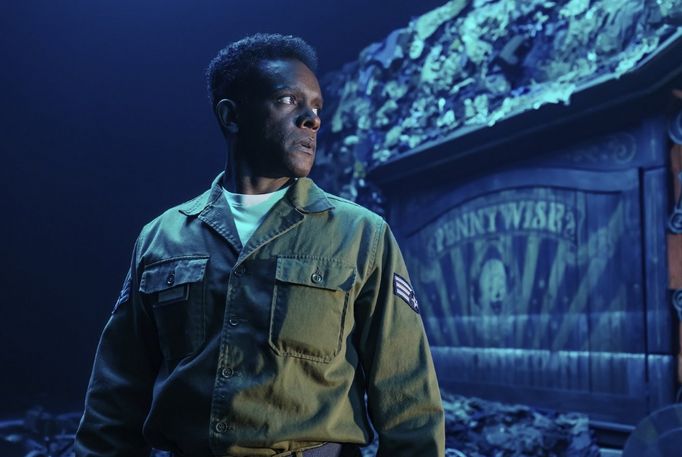 Ostré kontrasty světla a stínu a kamera prozkoumávající prázdné ulice, temné sklepy a páchnoucí kanály posiluje pocit neklidu a rozkladu.