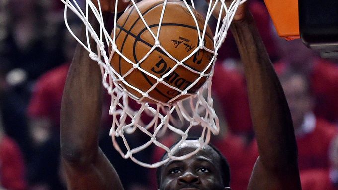 Draymond Green si užívá koš, kterým přispěl k výhře Golden State nad Torontem v druhém finále NBA