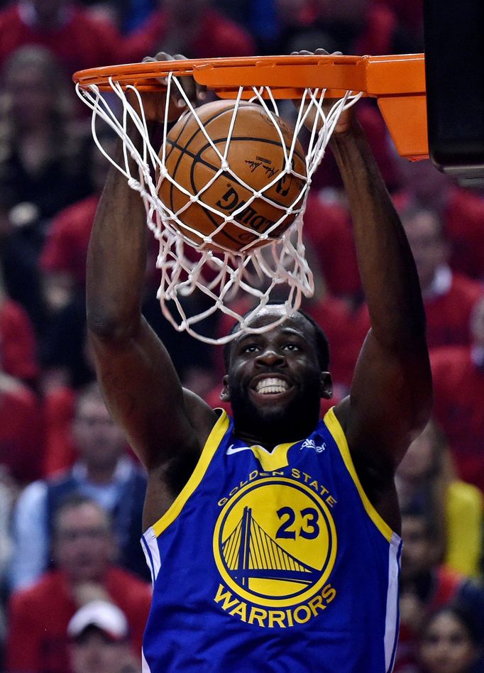 Draymond Green si užívá koš, kterým přispěl k výhře Golden State nad Torontem v druhém finále NBA