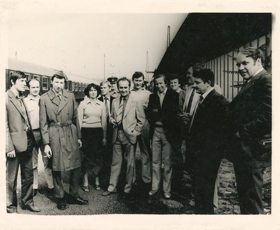 Dobová fotografie z dokumentárního seriálu Případy Jiřího Markoviče. Na snímku uprostřed kriminalista Markovič.