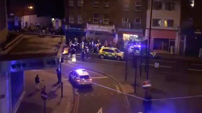 Dodávka najela do davu lidí před londýnskou mešitou. Záběry lidí z místa útoku.