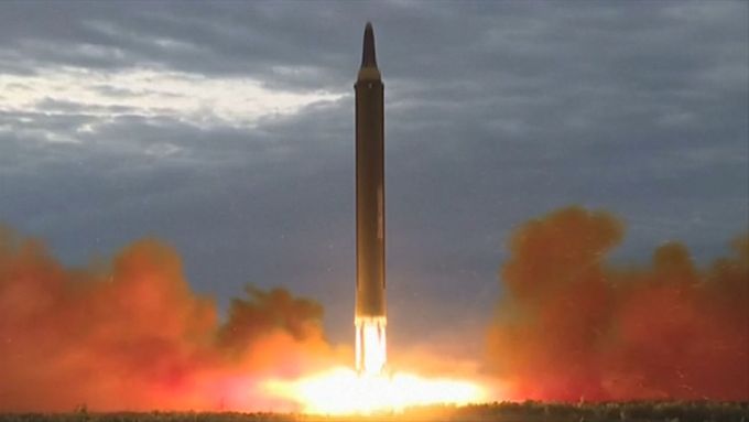 Severokorejská armáda straší svět jadernými a raketovými testy.