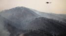 A firefighting helicopter surveys the eastern front of the High Park fire for hot spots, near Laporte, Colorado June 10, 2012. A wind-driven wildfire burning in a rugged Colorado canyon spread out of control, forcing hundreds of people to evacuate and one person in the fire zone was reported missing, officials said on Sunday. REUTERS/Marc Piscotty (UNITED STATES - Tags: DISASTER ENVIRONMENT) Published: Čer. 10, 2012, 9:33 odp.