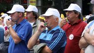 Místo kolekcí bonbónů k vánocům nafasovali odboráři píšťalky na protestování.