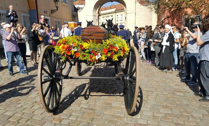 Procesí s ostatky kardinála Josefa Berana.