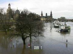 Soupající hladina Labe v Drážďanech ohrožuje centrum města.