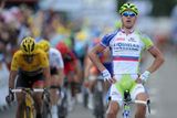 Slovenský cyklista Peter Sagan si hned v první etapě Tour de France mezi belgickými městy Lutychem a Seraingem dojel pro vavříny a poprvé tak mohl ukázat svá gesta. Po prologu v předešlém dni si však vedení v závodě držel Švýcar Fabian Cancellara (vlevo), kterému tak zůstal žlutý trikot.