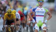 Slovenský cyklista Peter Sagan si hned v první etapě Tour de France mezi belgickými městy Lutychem a Seraingem dojel pro vavříny a poprvé tak mohl ukázat svá gesta. Po prologu v předešlém dni si však vedení v závodě držel Švýcar Fabian Cancellara (vlevo), kterému tak zůstal žlutý trikot.