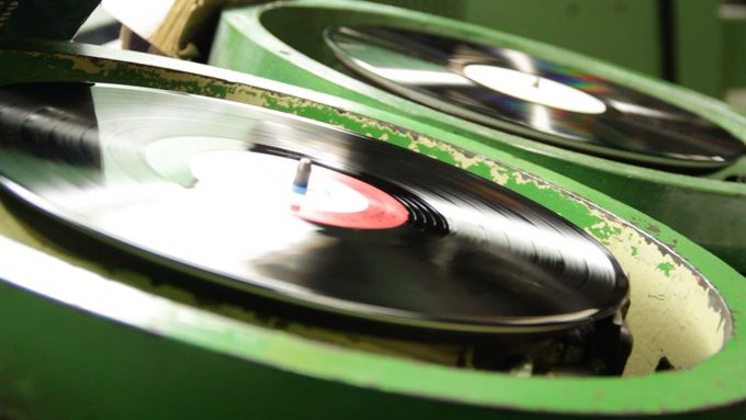 Vinyl přežil díky dvěma oblastem - dýdžejům, taneční muzice a metalu, undergroundovým labelům, říká specialista. Podle obchodního šéfa firmy, která vinyly vyrábí, jsou lidé z cédéček unaveni.