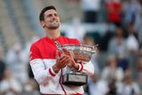 Novak Djokovič udělal důležitý krok k budoucímu označení "nejlepší hráč všech dob". Po Australian Open letos ovládl i Roland Garros a s devatenácti grandslamovými tituly je už jen o jeden za Rafaelem Nadalem a Rogerem Federerem. Největším favoritem navíc Srb bude i na blížícím se Wimbledonu.