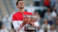 Novak Djokovič udělal důležitý krok k budoucímu označení "nejlepší hráč všech dob". Po Australian Open letos ovládl i Roland Garros a s devatenácti grandslamovými tituly je už jen o jeden za Rafaelem Nadalem a Rogerem Federerem. Největším favoritem navíc Srb bude i na blížícím se Wimbledonu.