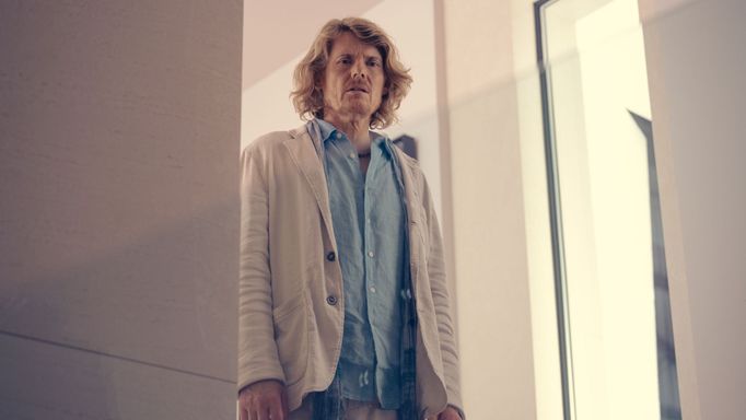 Julian Rhind-Tutt jako Christian.