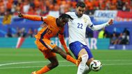 Theo Hernández a Jeremie Frimpong v zápase Eura 2024 Nizozemsko - Francie