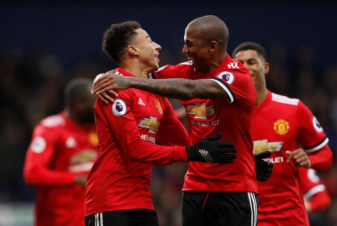 Jesse Lingard a Ashley Young slaví gól Manchesteru United.