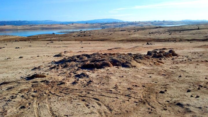 Sucho v Kalifornii pomohlo vyřešit záhadu, jezero po 56 letech odkrylo vrak letadla; Zdroj foto: Twitter NWS Sacramento