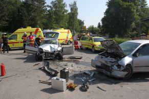Na Zlínsku se čelně srazila auta. Čtyři zranění