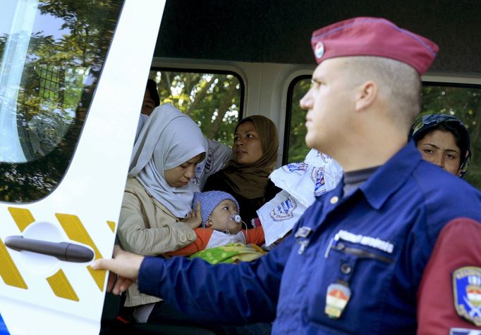 Afghánští uprchlíci jsou zadrženi maďarskou policií krátce po přechodu hranice se Srbskem.