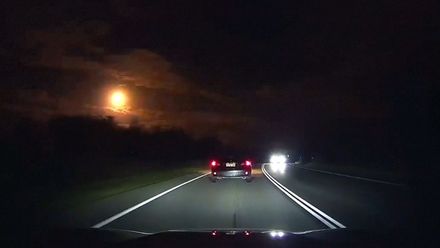 Noční oblohou nad Austrálií prolétla žhavá koule. Úkaz zachytily kamery