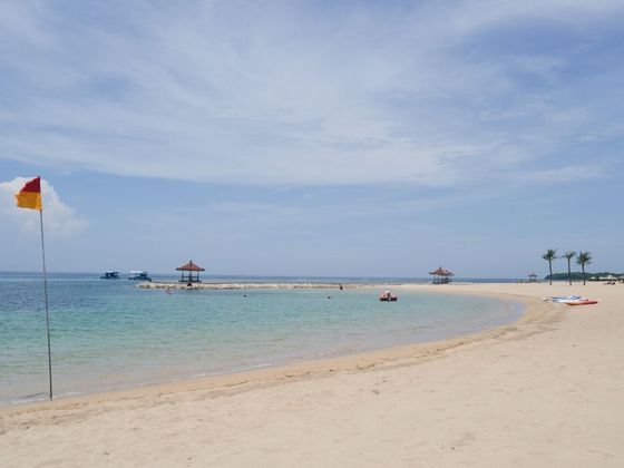 Upravená pláž na jihu Bali. 