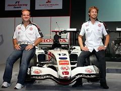 Velká cena Japonska bude ve znamení souboje Schumachera a Alonsa o titul. Oba si však musejí dát pozor na  jezdce domácí stáje Honda.