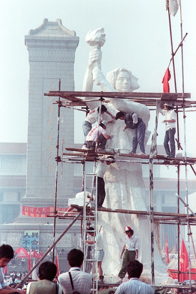 Dobové foto pořízené v roce 1989 v Pekingu v Číně. Připomínka masakru na náměstí Nebeského klidu, ke kterému došlo zejména v rozmezí 3. a 4. června roku 1989.