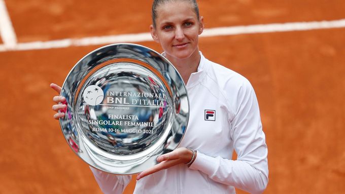 Karolína Plíšková s talířem pro finalistku turnaje v Římě.