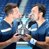 Filip Polášek a Ivan Dodig s trofejí pro vítěze čtyřhry na Australian Open 2021