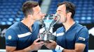 Filip Polášek a Ivan Dodig s trofejí pro vítěze čtyřhry na Australian Open 2021