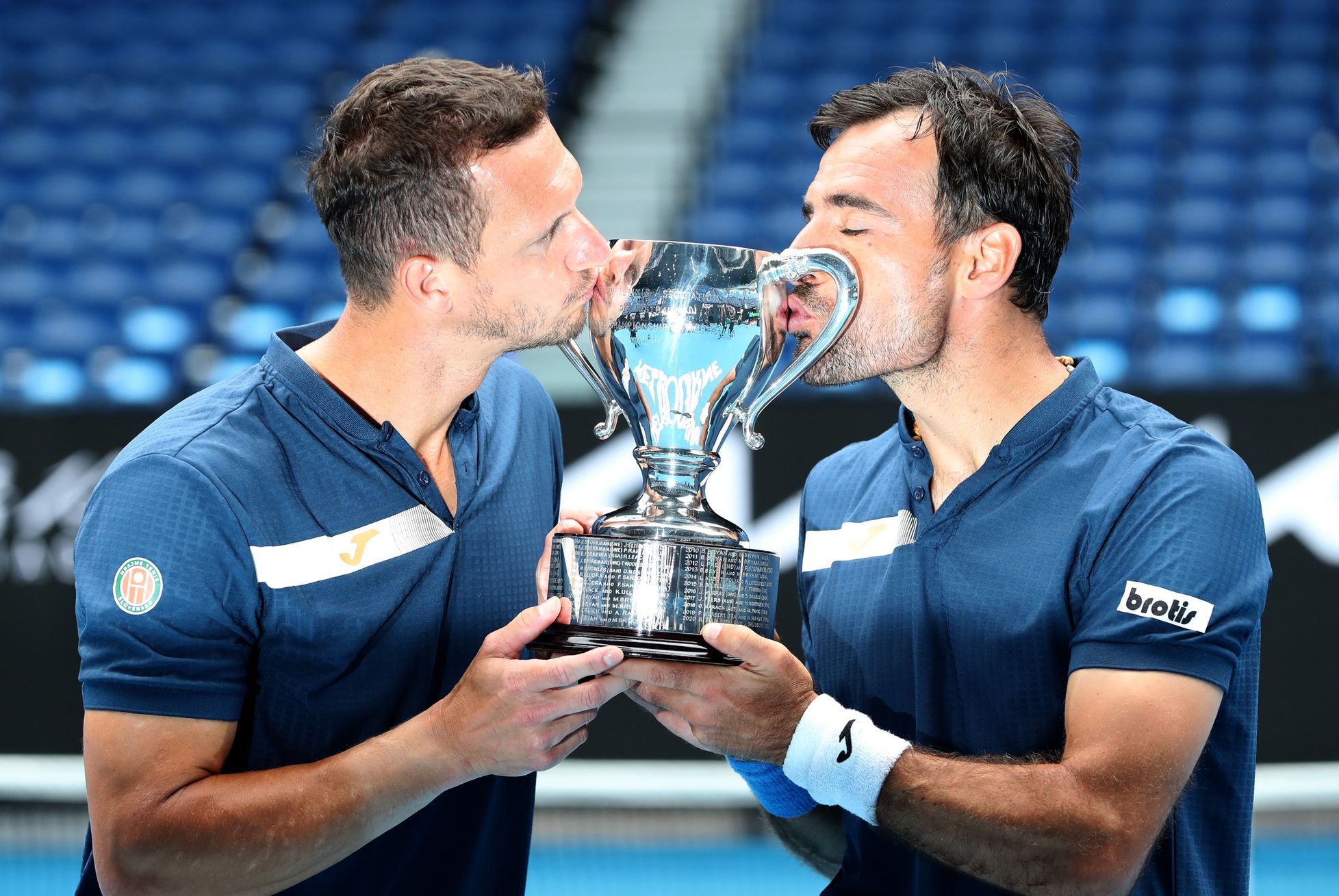 Filip Polášek a Ivan Dodig s trofejí pro vítěze čtyřhry na Australian Open 2021