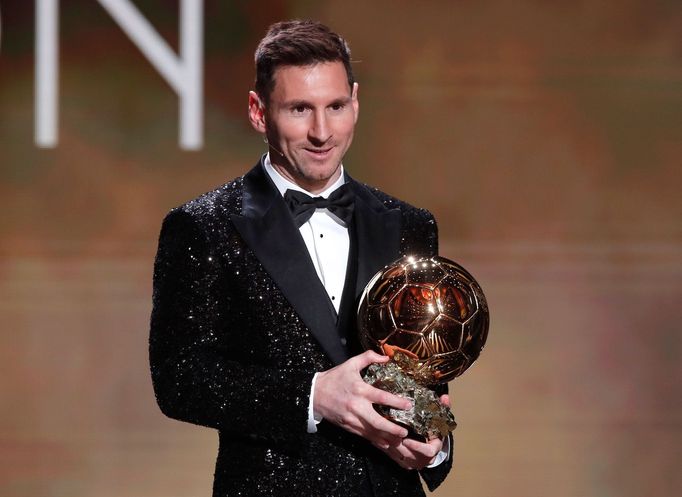 Soccer Football - The Ballon d'Or Awards - Theatre du Chatelet, Paris, France - November 29, 2021 Paris St Germain's Lionel Messi with the Ballon d'Or award REUTERS/Benoi