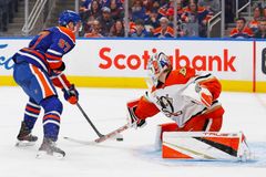 Dostál trápil McDavida a spol., po inkasované brance nasměroval Ducks k vítězství