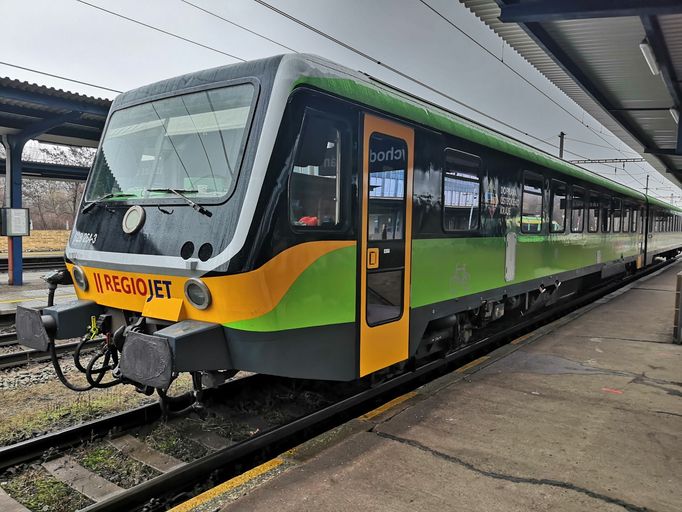 Místo tradiční žluté jsou vlaky RegioJetu v Ústeckem kraji nabarvené na zeleno.