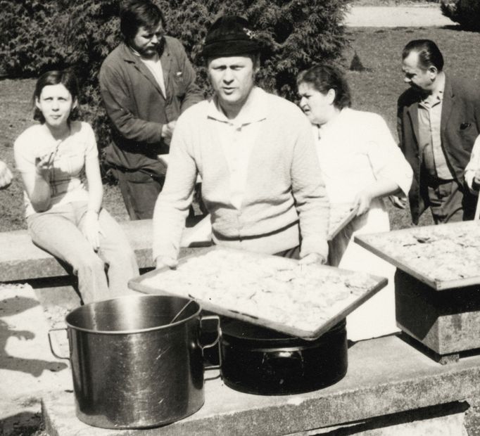 Výdej navařeného jídla pro rekreanty v Zotavovně ROH Mír. Foto ze 70. let.