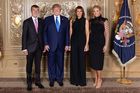 Babiš byl s chotí Monikou také večer hostem na recepci, kterou pořádal americký prezident Donald Trump. Na společném snímku pózuje i Trumpova manželka Melania.