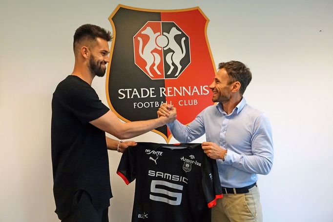 Koubek při podpisu smlouvy v Rennes